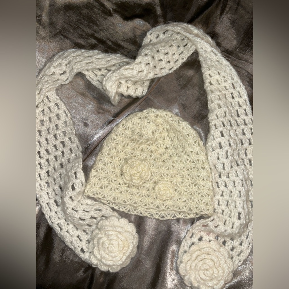 Girls L/XL beanie and scarf set